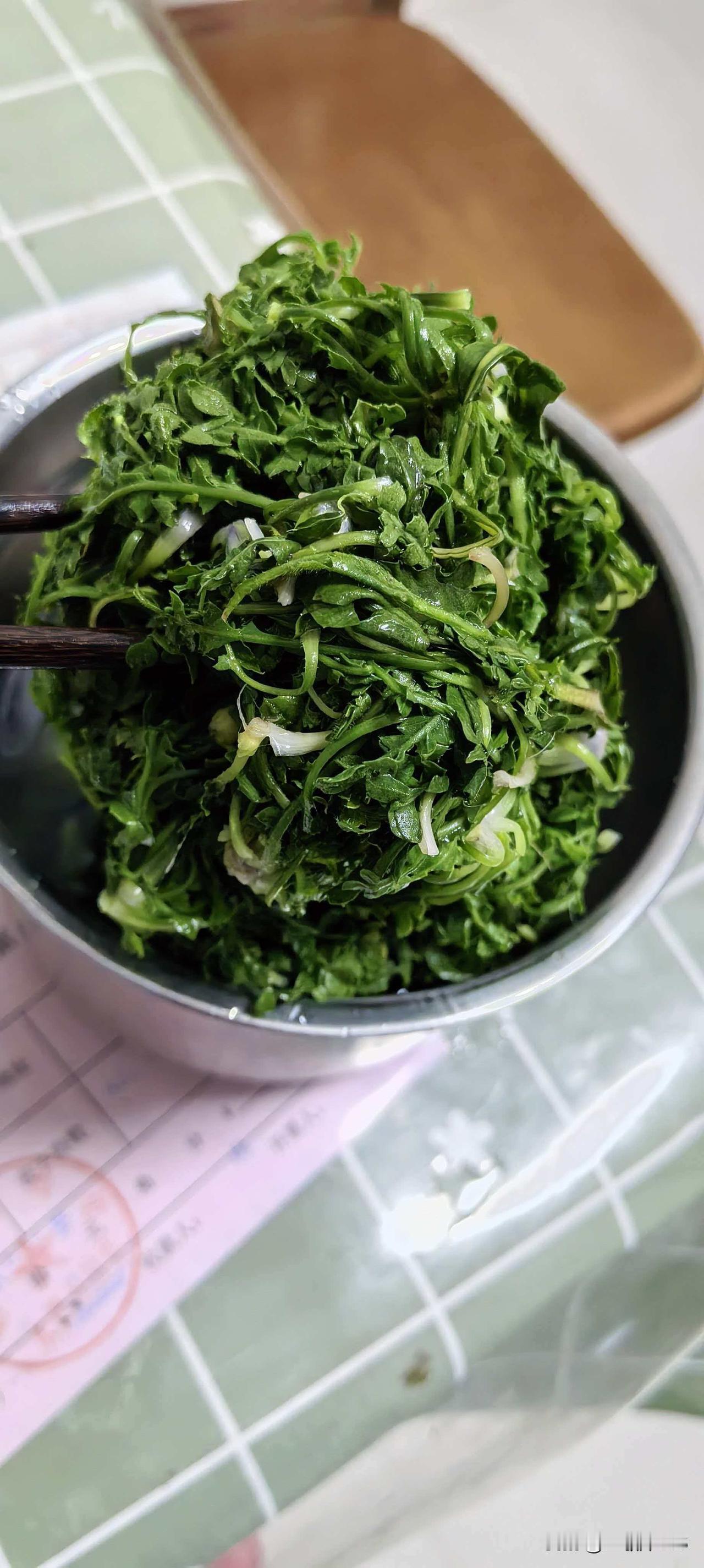 以后想挖点野菜都难了。
伺候我妈吃完午饭，草草吃点东西就出门找野菜了，连日低温阴