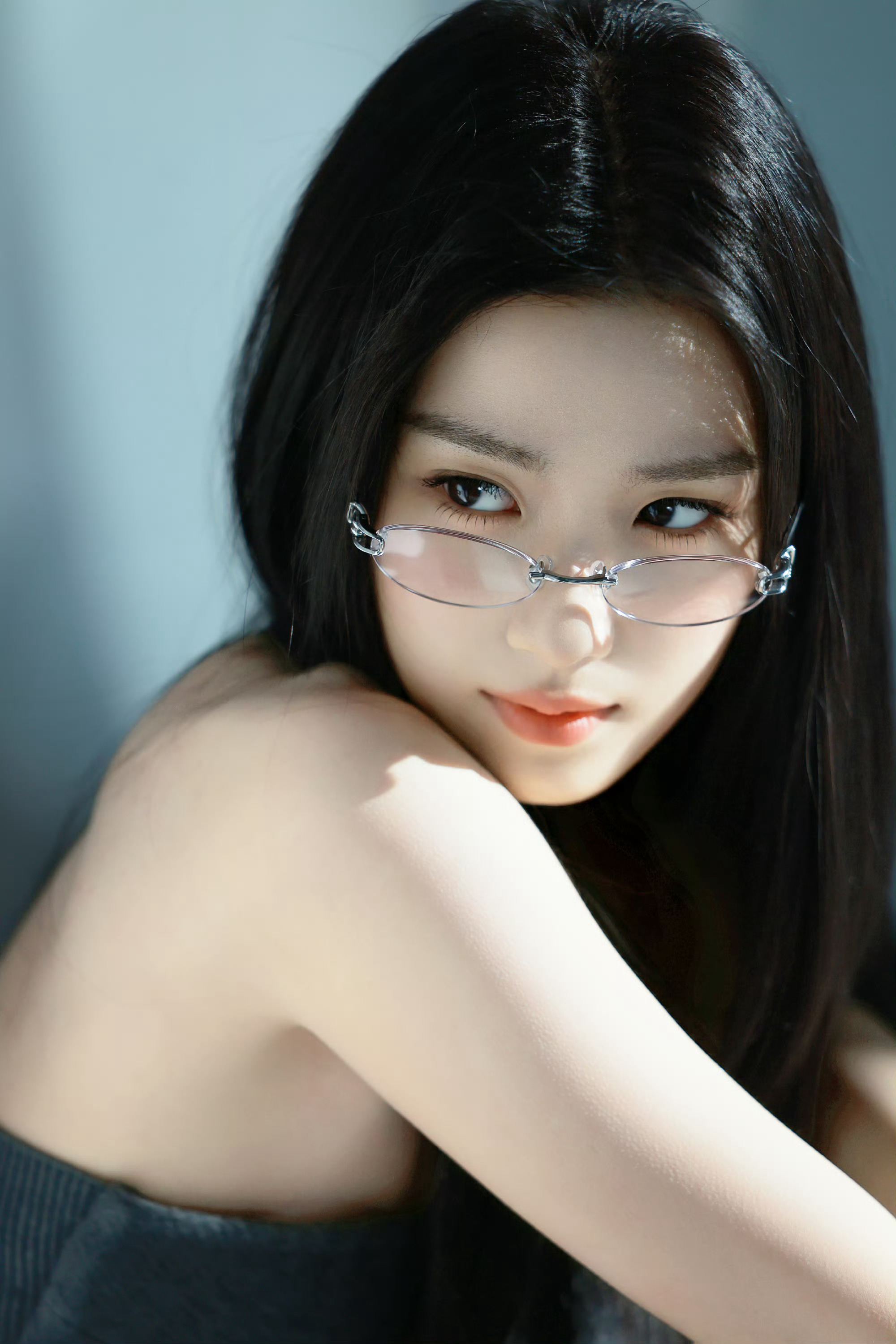 卢昱晓眼镜轻轻一戴就出神图好韩好漂亮啊噜噜晓此女戴眼镜的神，高质感满满！ 