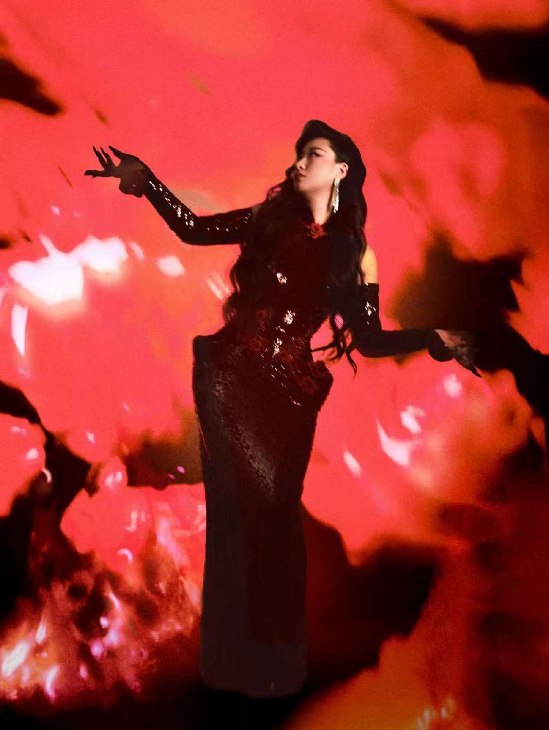 谁给锤娜丽莎化的妆锤娜丽莎浓妆风格好奇这次造型师是谁！本次厚重浓妆大面积堆砌阴影
