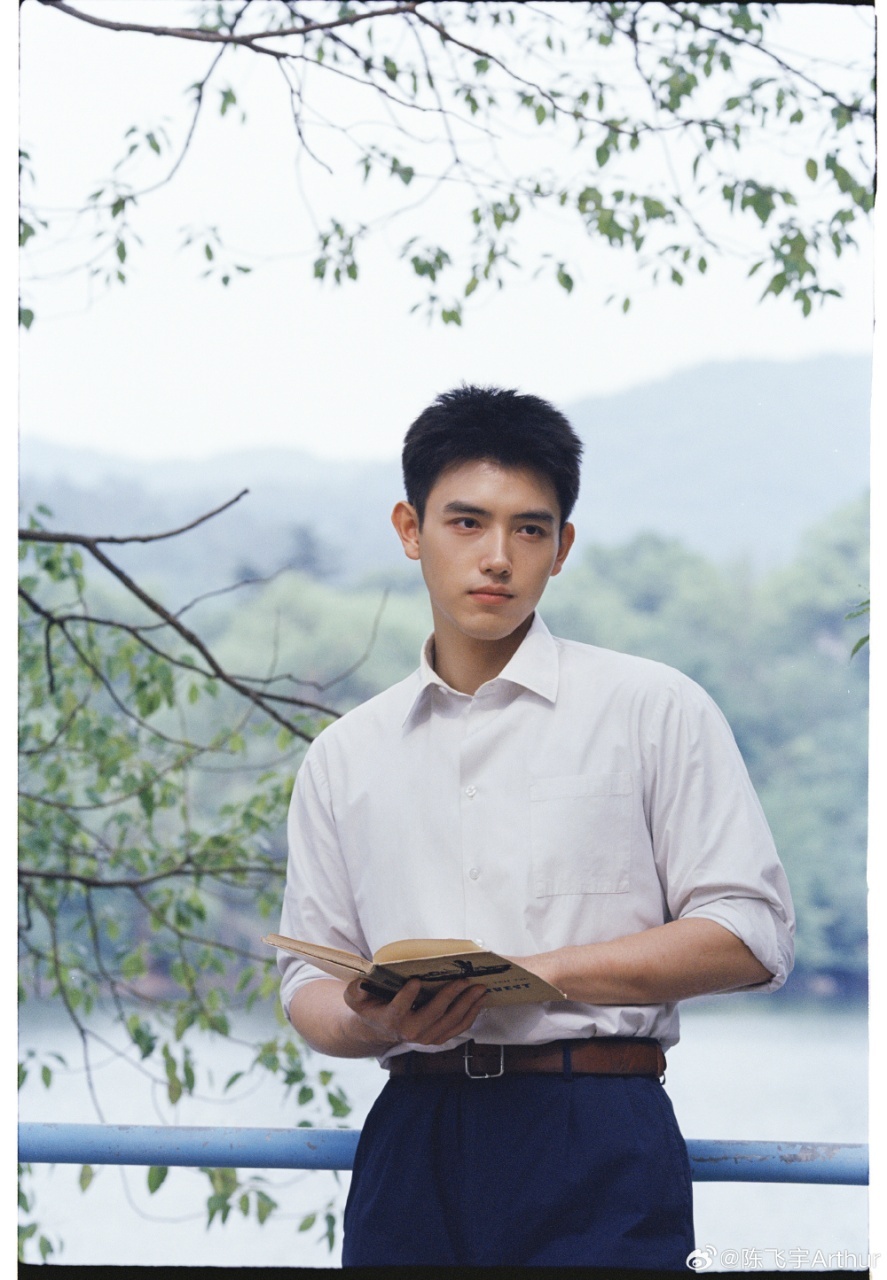 陈飞宇方穆扬收官FM陈飞宇3分钟音频告别方穆扬  他把方穆扬还给了那个纯真年代，