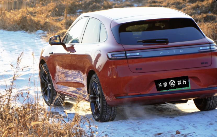 冰雪路面“附着力”危机？这款车的操控稳定性带来了答案
霜冻雨雪天气导致路面附着力