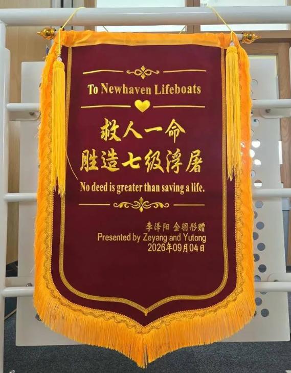 中国留学生在英国海边被暴涨的潮水困死在崖底，手机没信号、绝望到想录遗言，最后靠相
