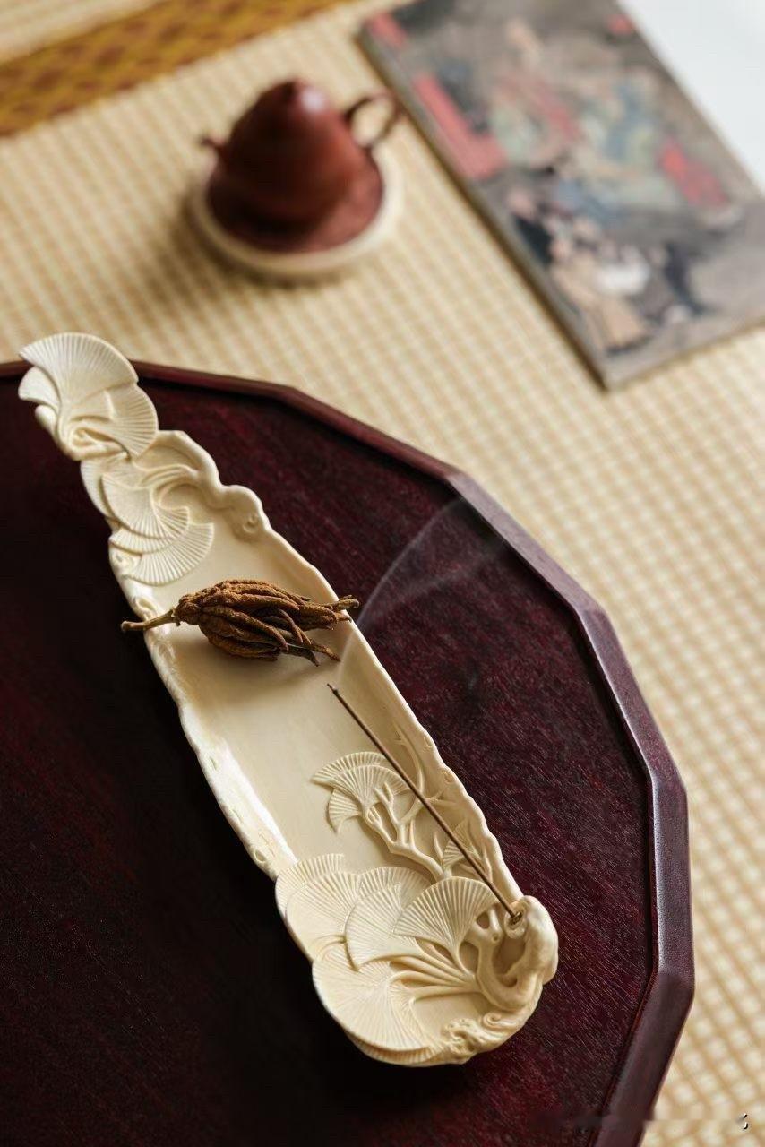 有些器，不是为了用，
是为了让时间慢一点。

这一枚银杏香插，
以猛犸之润，托一