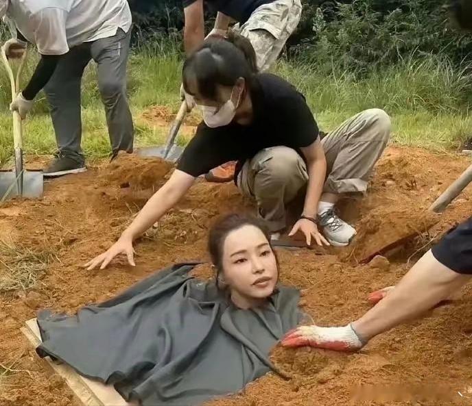 以前不懂，以为演员拍这种戏，是真的被埋土里。没想到身体压根接触不到土！ 