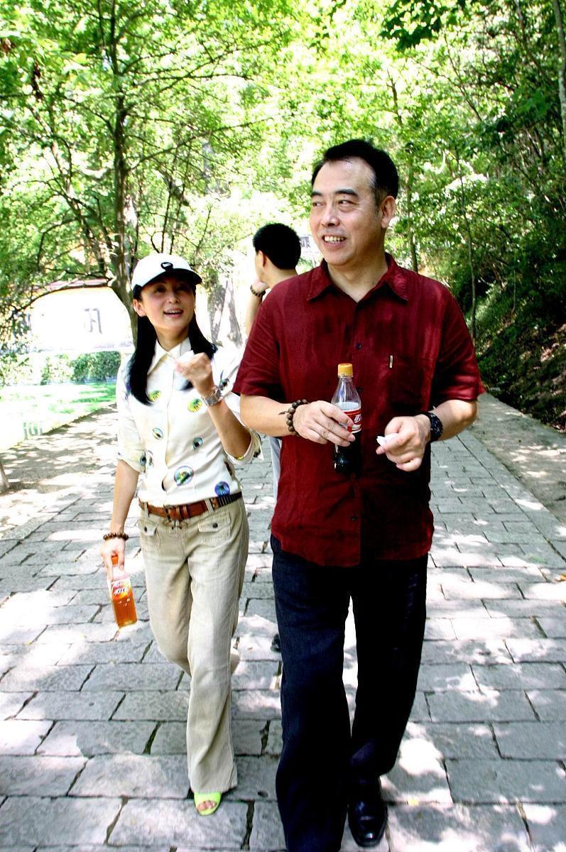 2010年，陈凯歌、陈红参加活动时，一起爬山的画面。

陈凯歌与陈红走在茂密的树