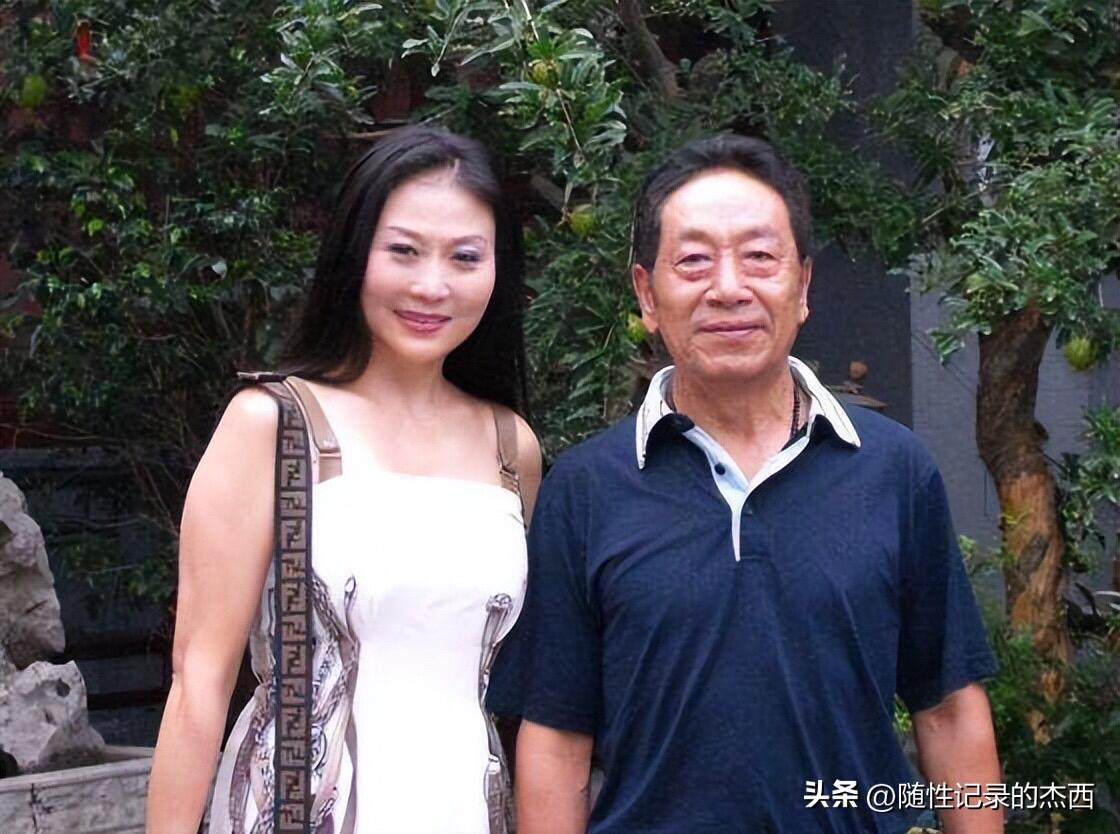 王奎荣旁边的这一个长头发女士是谁呢？她是不是也是一个演员，这样自然的状态，反而觉