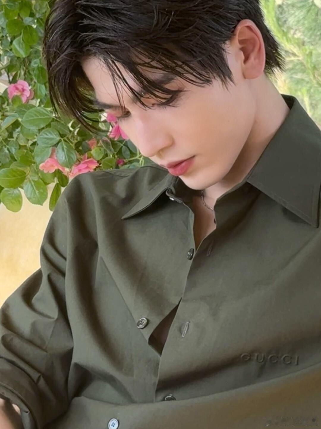 壁纸𝐒𝐡𝐚𝐫𝐞丨张凌赫张凌赫｜ 