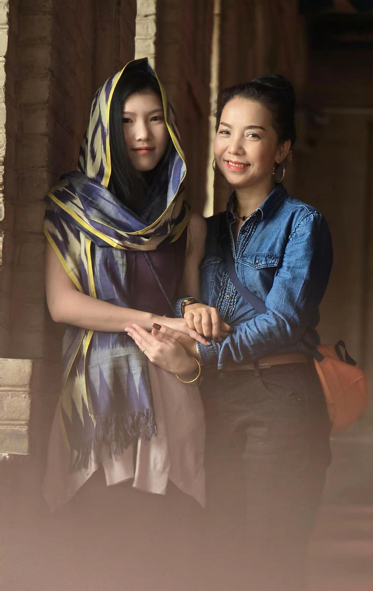 幸福的妈妈，开心的丫头！龟兹女儿国库车大寺！