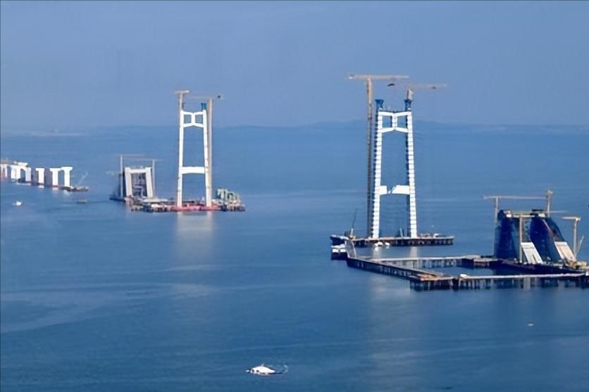 厦金大桥现在已经建起两座178米的主塔，按计划今年年底海上主桥梁通车，2027年