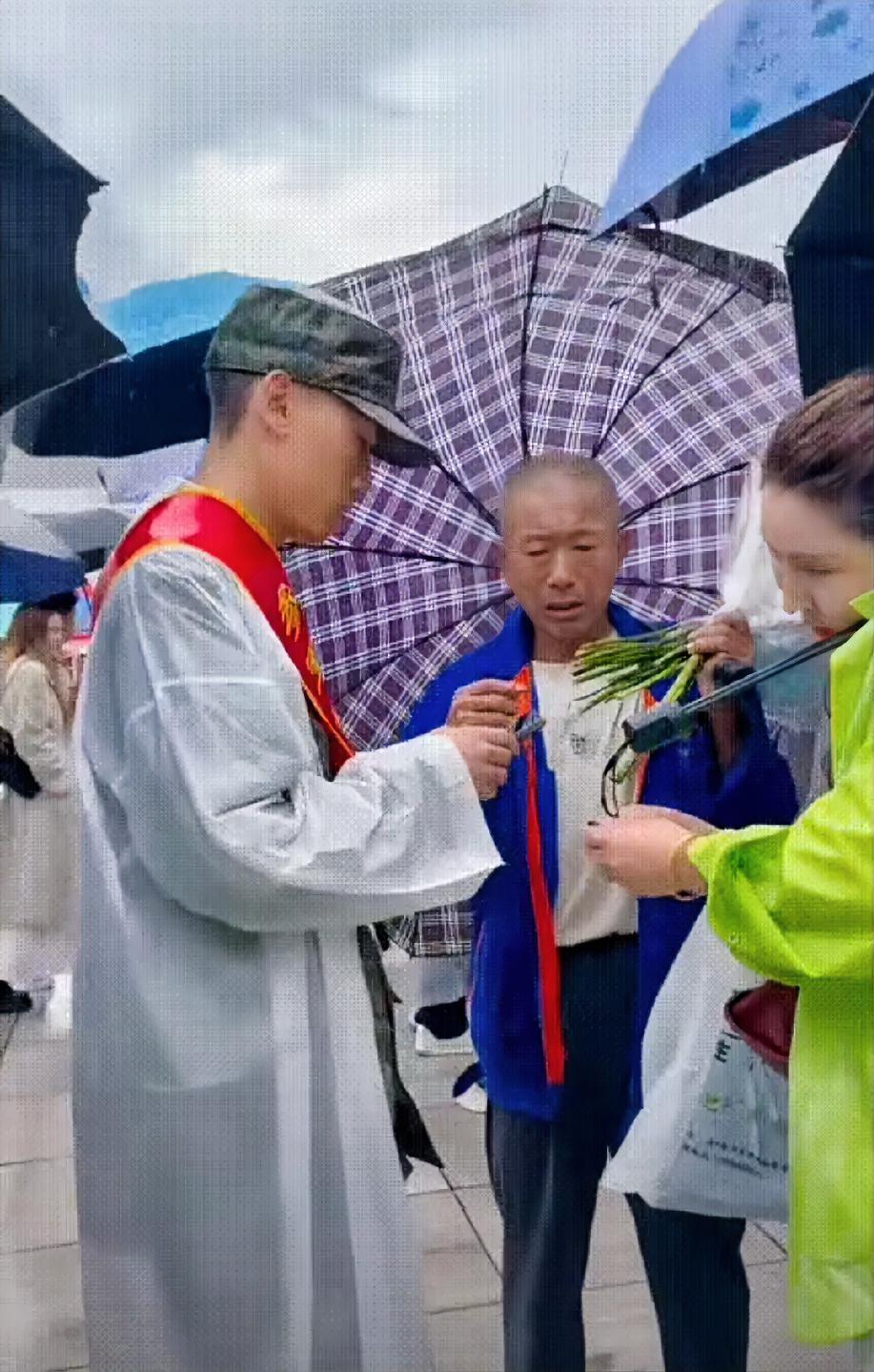 亲情的珍贵
大伯在雨中送上的这束花，意味着全家人的心意，不管花束有多贵重，在雨中