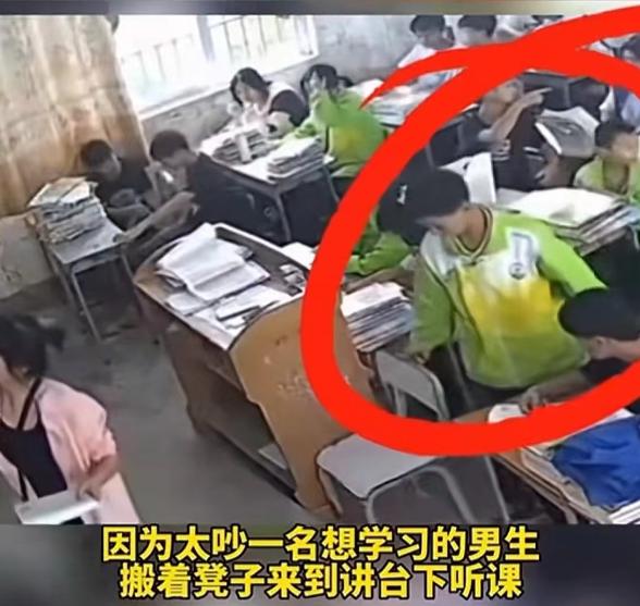 “当教育只剩下纵容！”广西，一女老师在课堂上认真讲课，在她背过身板书的时候，一男