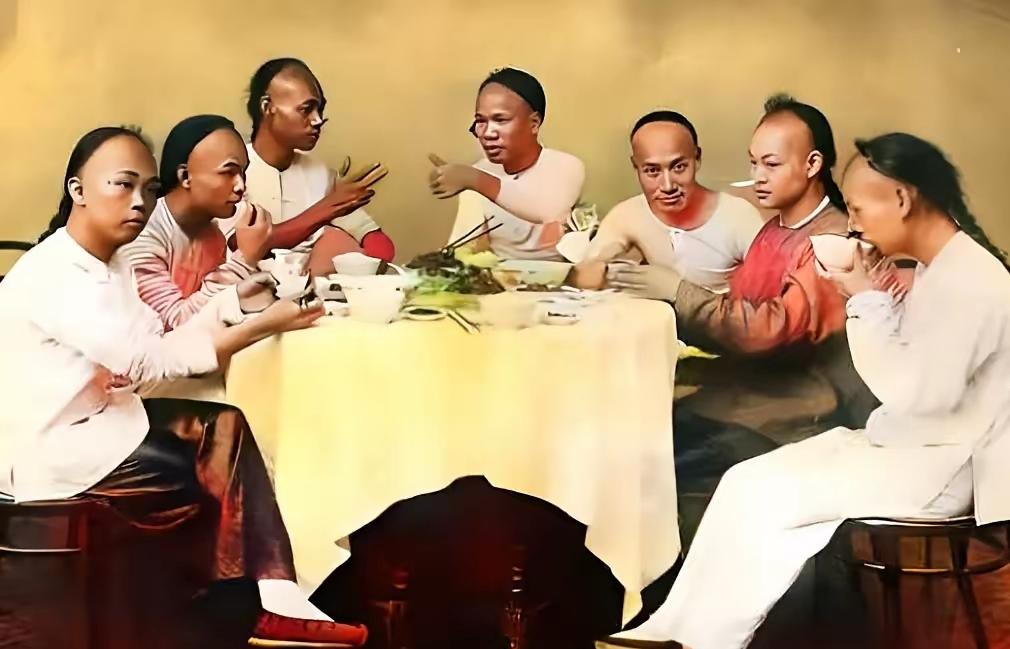 1948年曲阜解放，解放军清查孔府，推开库房瞬间惊呆：成堆的糖稀已腐烂发臭，名茶