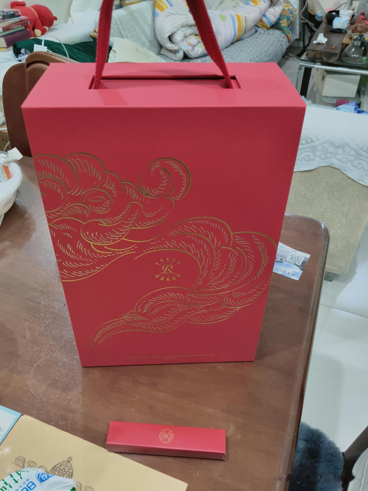 你是不是吃醋啦？！我拿起小纸盒看时，她问。我说，你太不了解我了！别说给你买红酒，