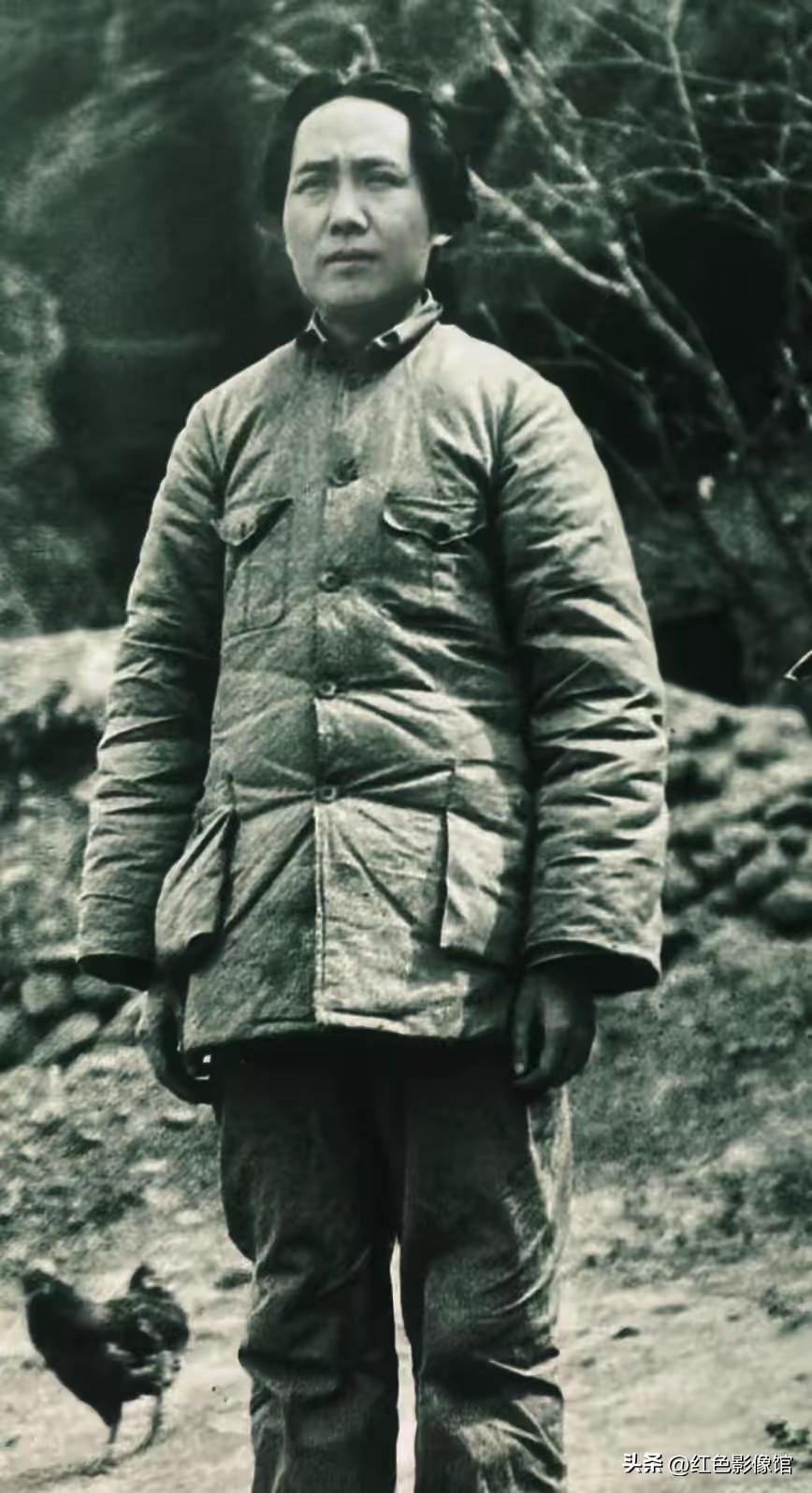 这是红军长征到达陕北后，毛泽东同志在黄土高原窑洞驻地拍摄的经典影像。人物身着朴素