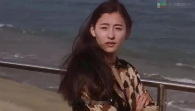 谢霆锋的母亲曾用一种相当含蓄的方式表达过，张柏芝这个人，除了那张脸，实在找不出别
