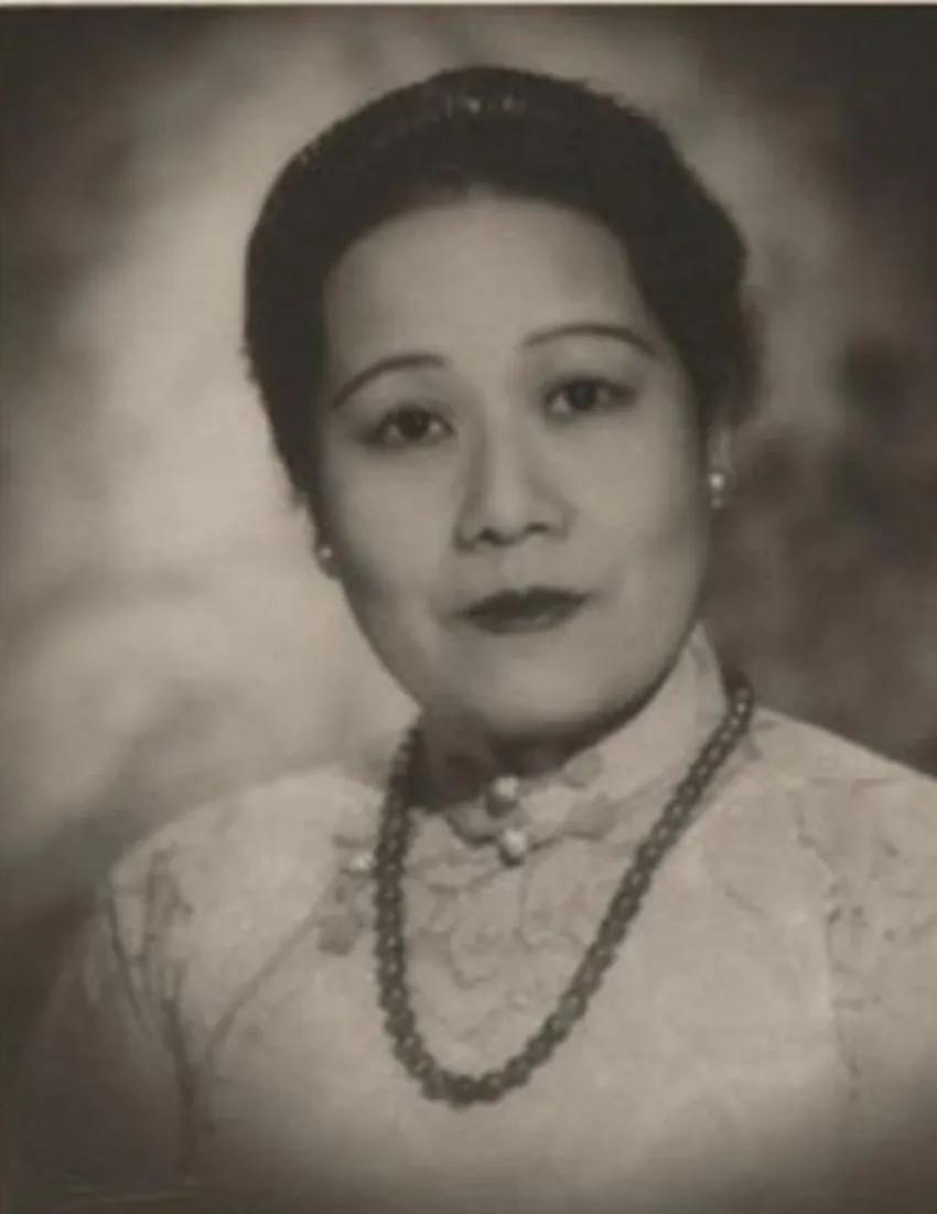1914年，宋霭龄与孔祥熙完婚。新婚之夜，一伙儿人来闹洞房，有人一把扯下她的腰带