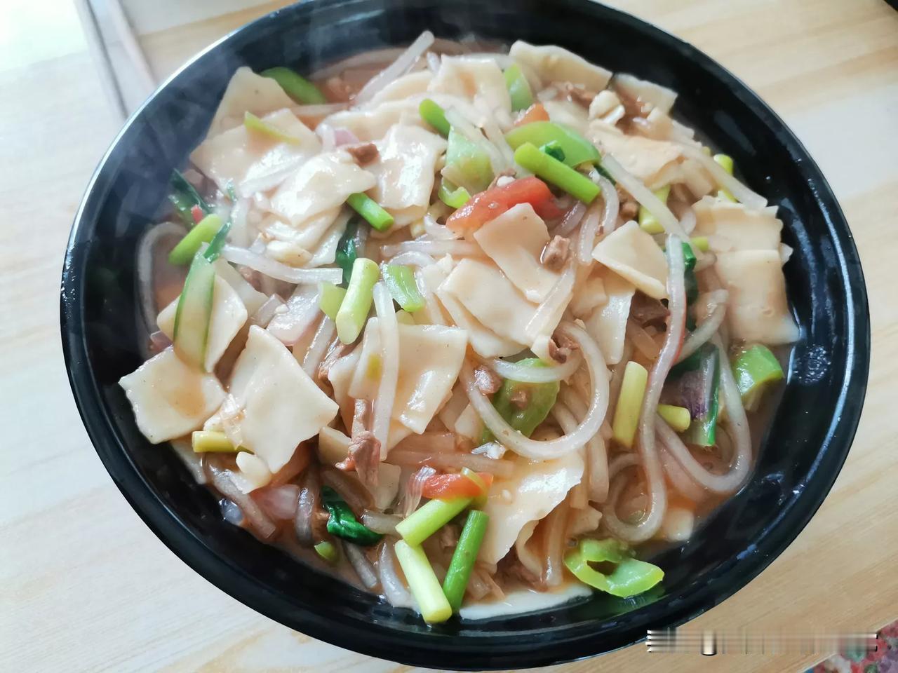 今天来个老家的炒面片，里面加了土豆粉，不管口感还是味道都可以。 #美食测评团# 