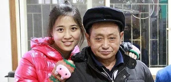 1990年寒冬腊月，重庆忠县石宝镇笼罩在湿冷的雾气里。庄稼汉邓和平走在回家的山路