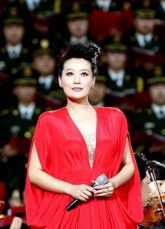 2014年，已经连续登上12年春晚的谭晶，突然缺席春晚舞台，一时间舆论各种猜测，