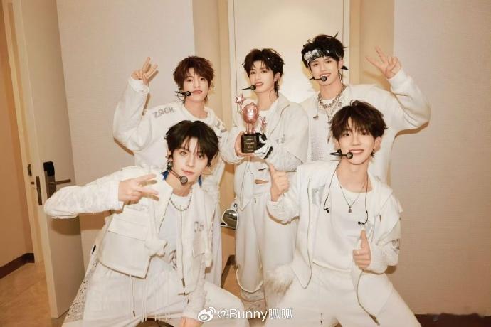 登陆少年弹幕区全是宝宝每一次看到“宝宝好爱你”，我的心情都会变得明亮，这种简单的