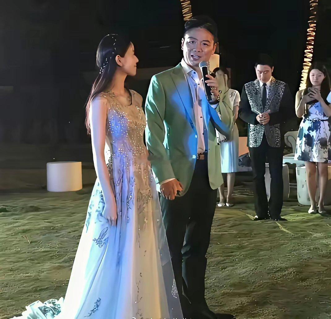 刘强东当年结婚时真的幸福满满啊！ 