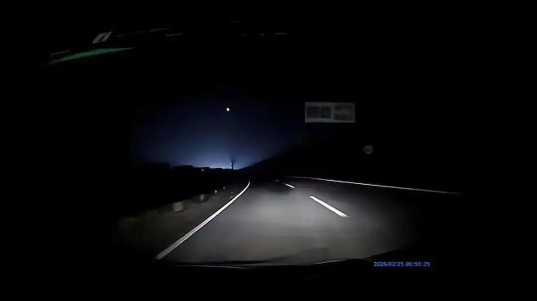 被语音智能指令害惨了，大家引以为戒，夜间跑高速，外面乌漆嘛黑，伸手不见五指，开大