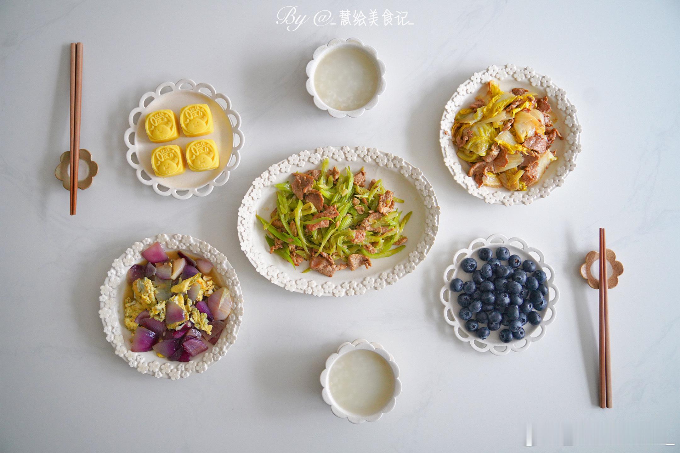 家常晚饭芹菜炒肉、洋葱炒鸡蛋、白菜炒肉、米粥、绿豆糕、蓝莓~小长假快乐[心] ​