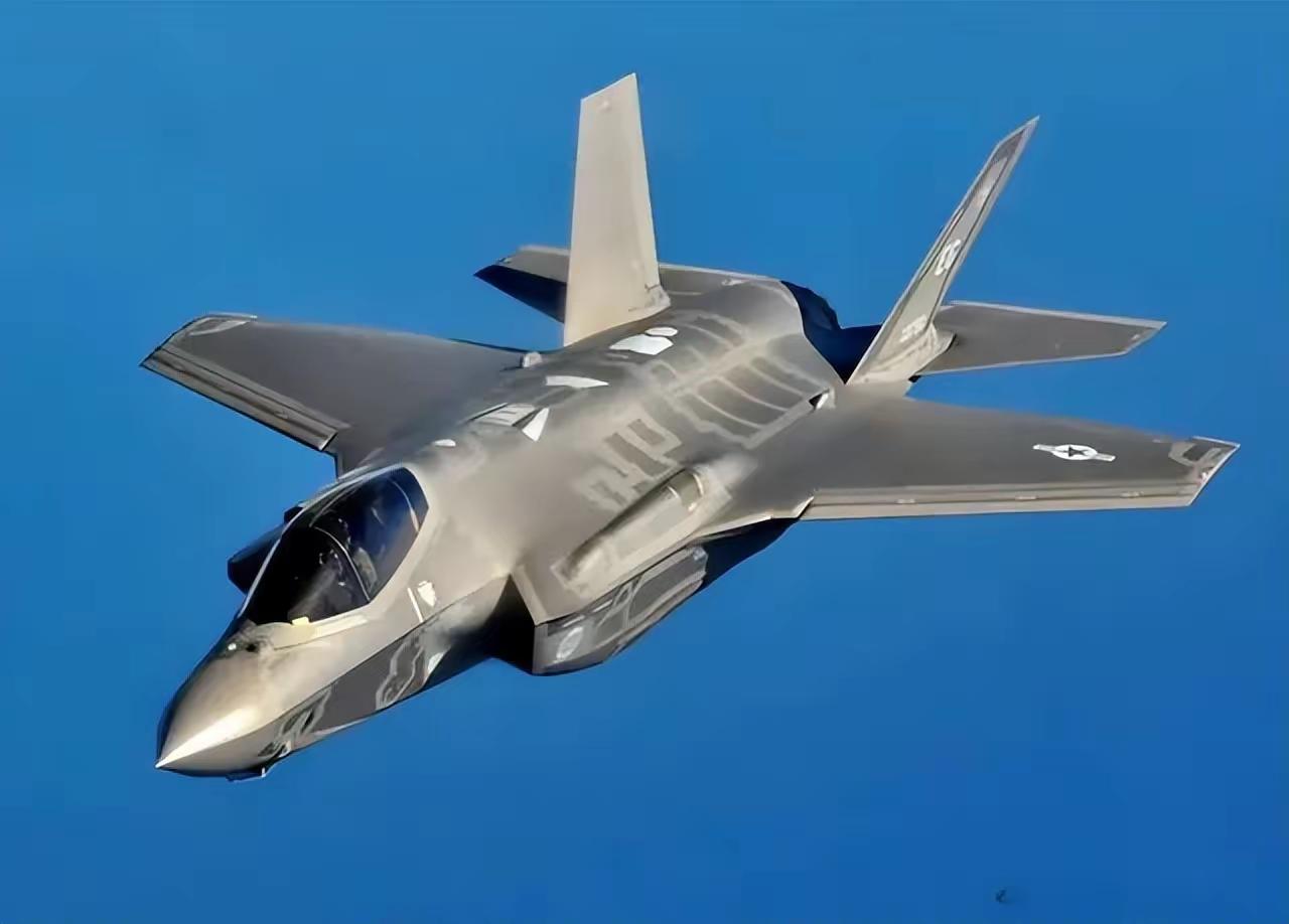 歼 - 35对美国海军的挑战可不小。歼 - 35具备出色的隐身性能，能悄无声息地