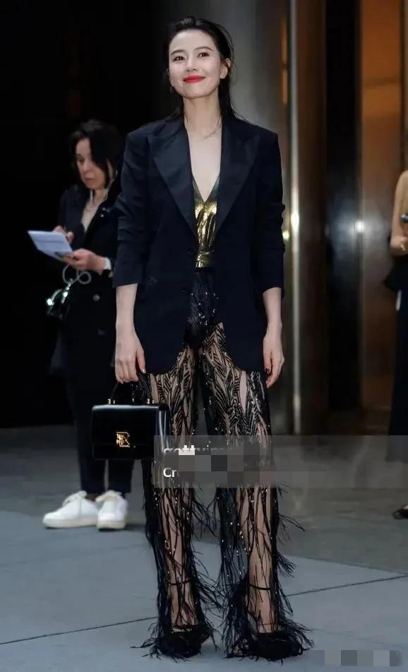 哎呀，她这次的装扮是不是不好看呢？

不得不说，“国民女神”的脸依旧是极美的，只