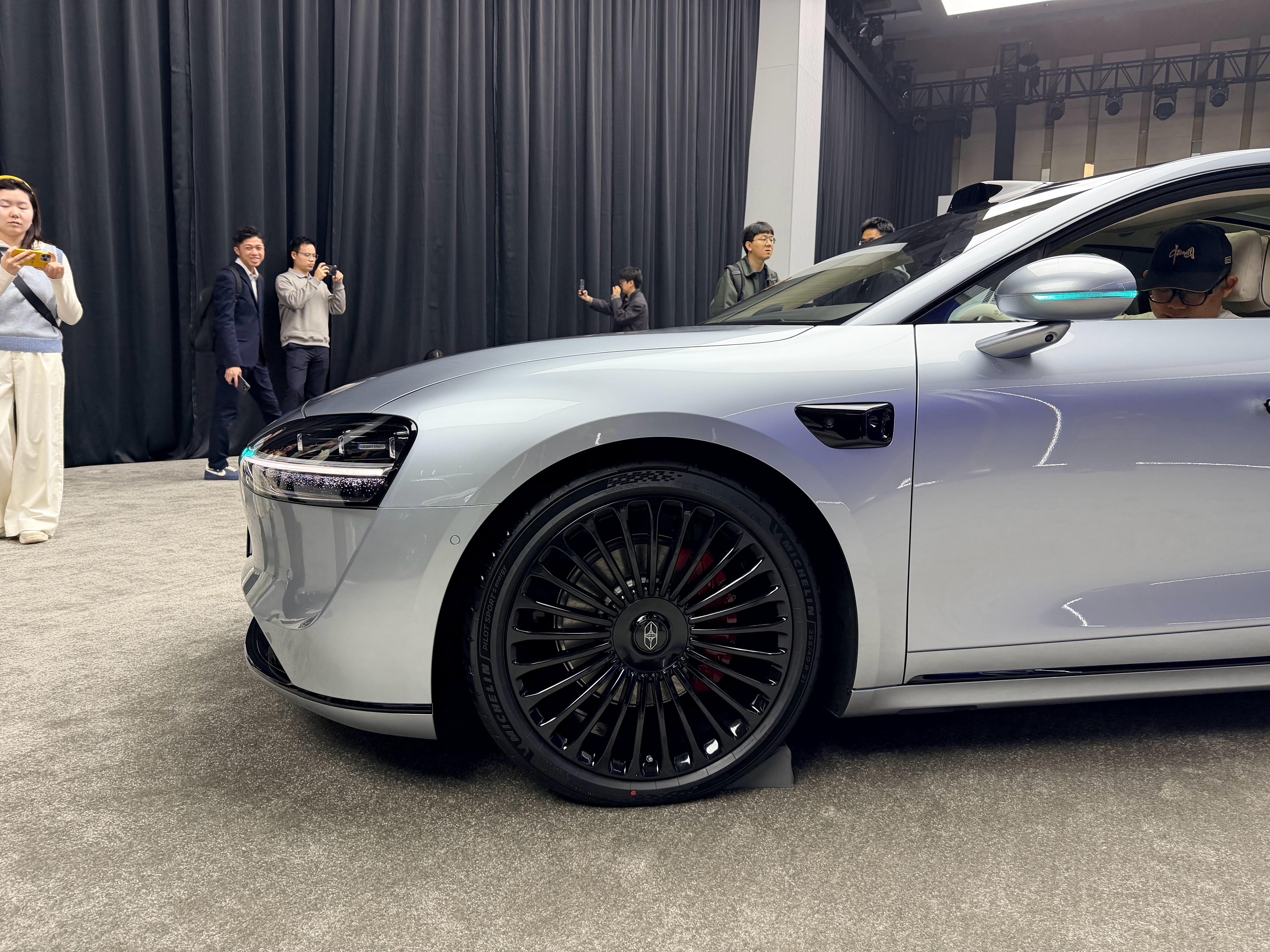 黑化的享界S9，侧向激光的外罩都是黑色的，还挺帅的。