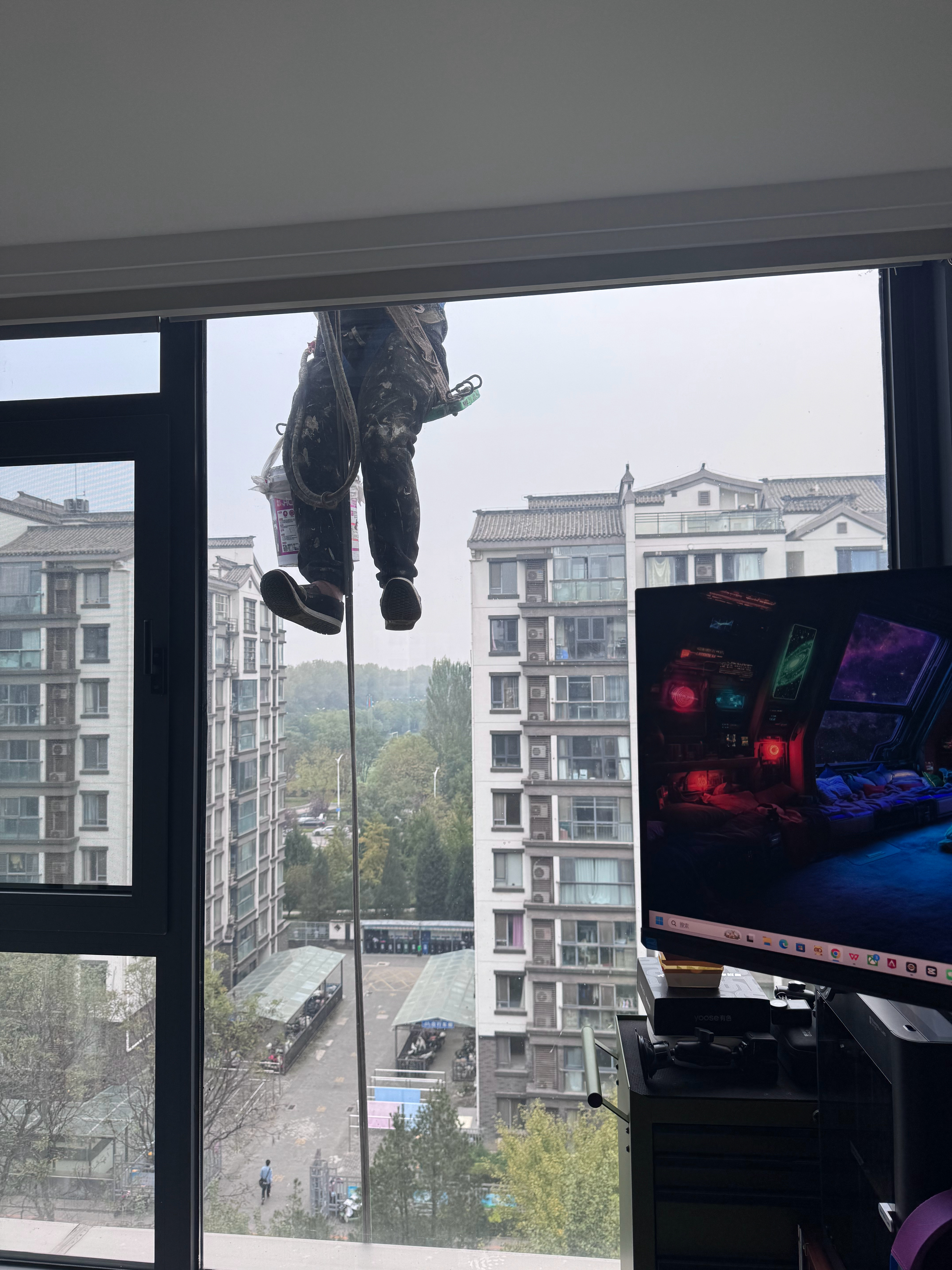 md吓我一跳，冷不丁蹦下来一个人 ，这得亏我是写东西呢 这我要是……要是玩游戏 