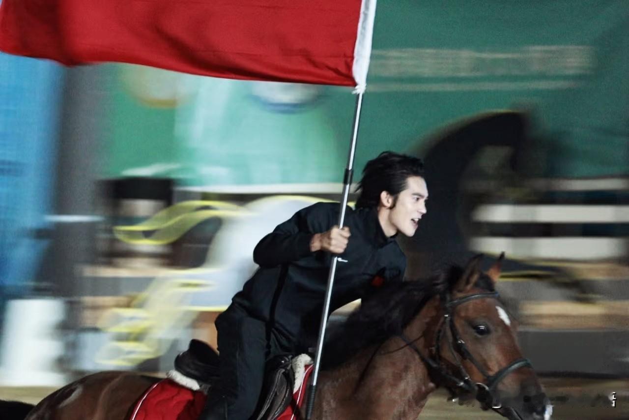 双手脱缰绳举五星红旗那一刻，于适的帅刀雕虎刻般的烙在心里。

鲜衣怒马的少年郎，