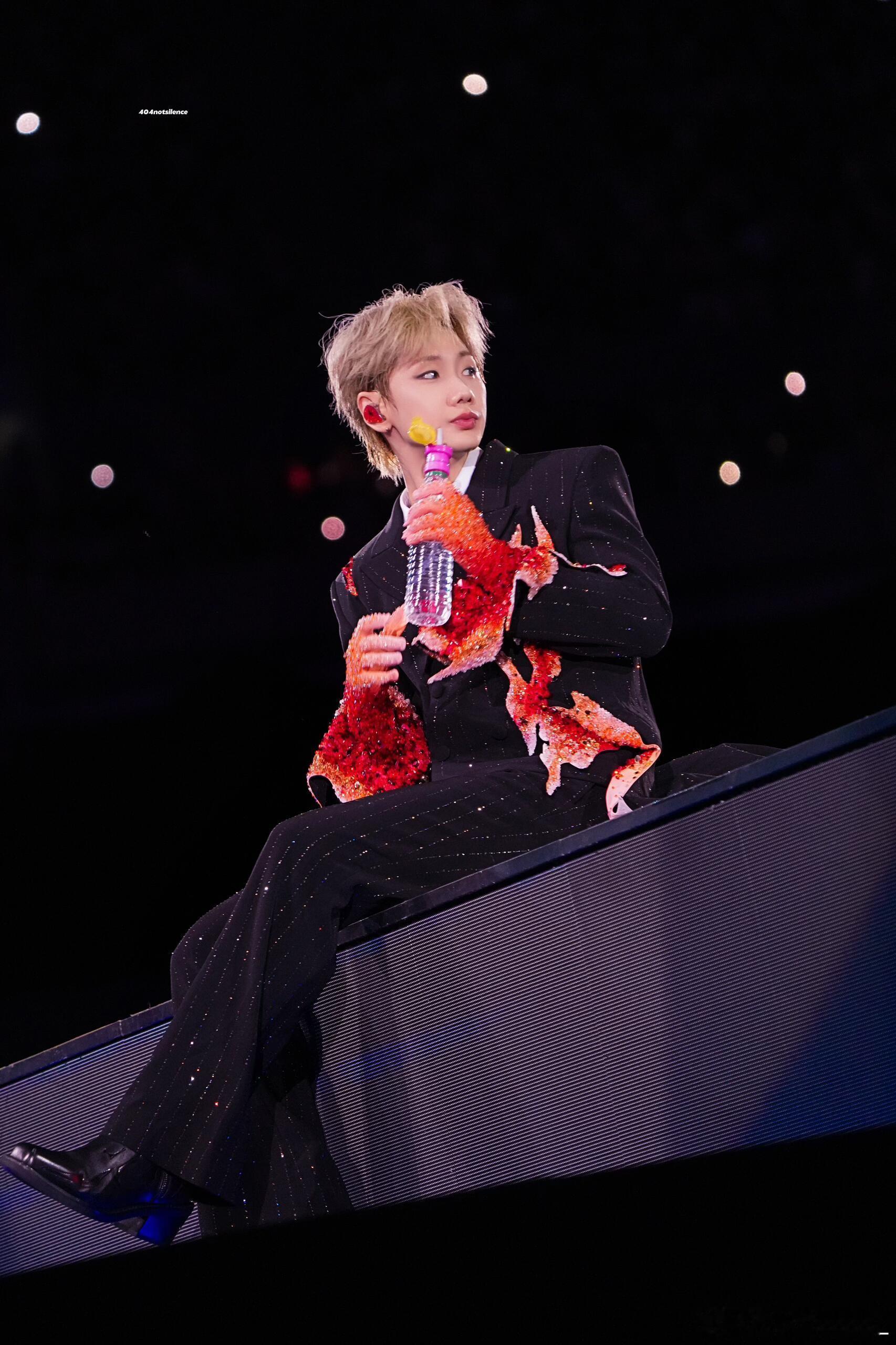 汪苏泷汪苏泷收集见面的期待太原演唱会闪电开篇绝了！他在明日世界等每一份热爱，我们