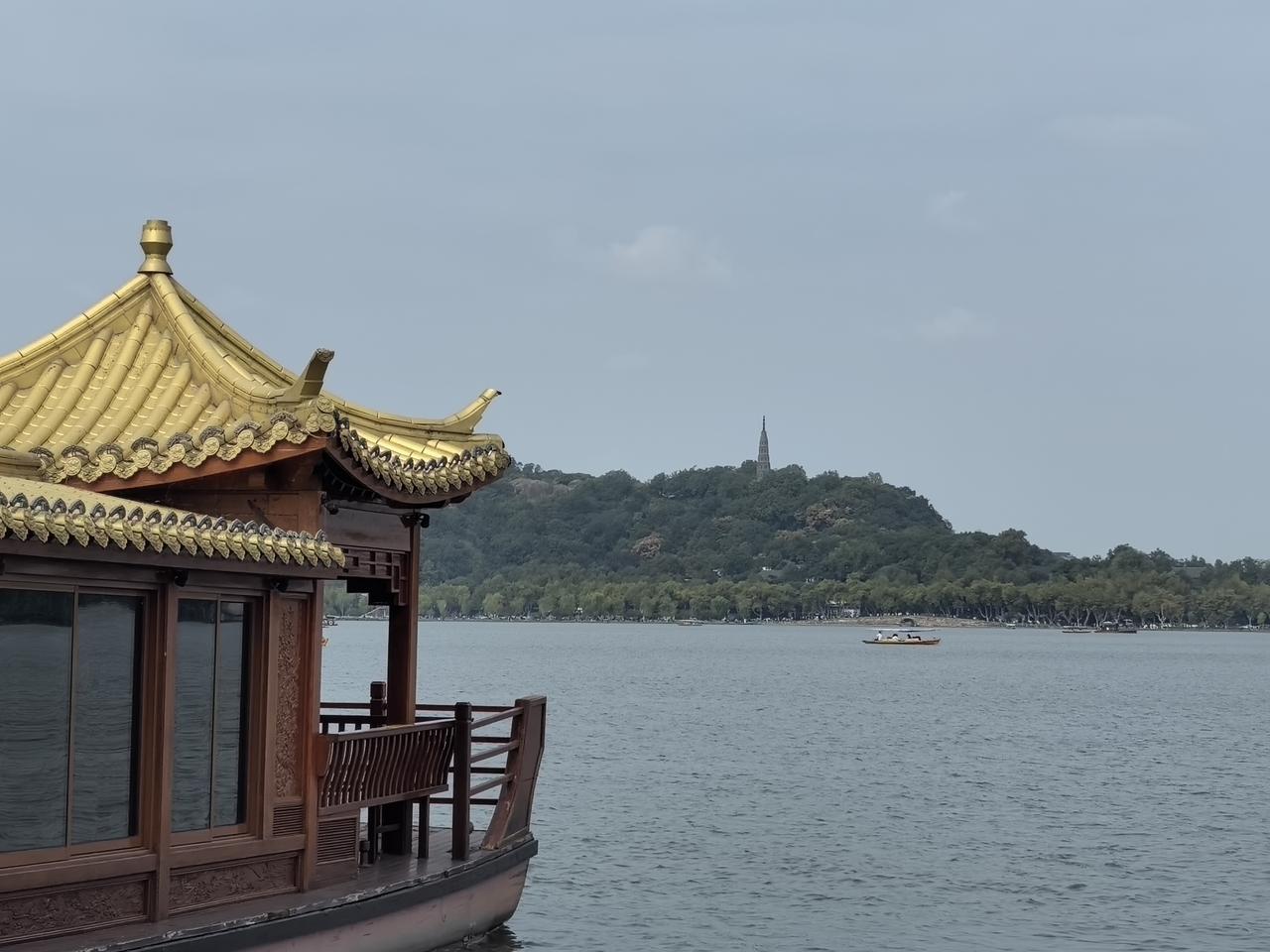 【热评】举报是权利 侵权是违法
 
近日，湖南省人民医院副院长与眼科主任被指存在