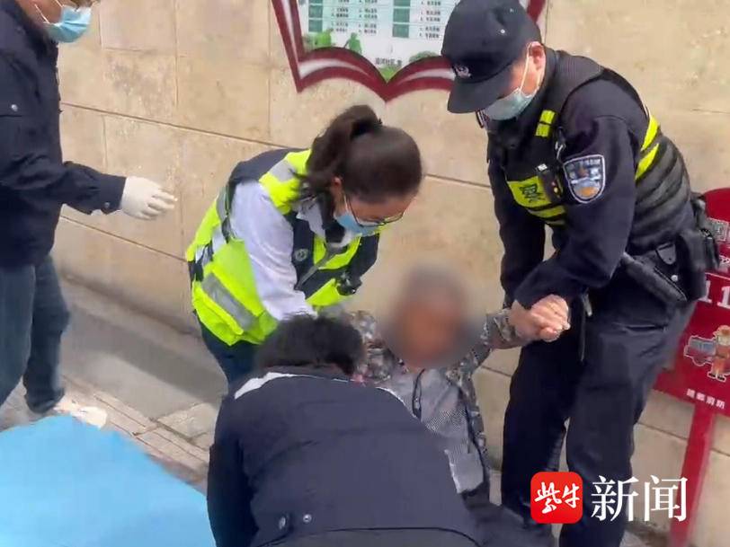 男子低血糖昏厥街头 民警火速送医获赞