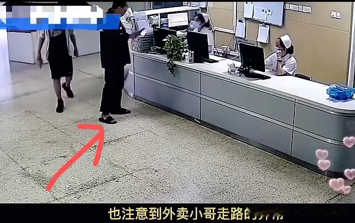 雨天送餐摔跤洒汤，医生暖心举动看哭众人
 
雨天路滑，外卖小哥提着给医生的餐食赶