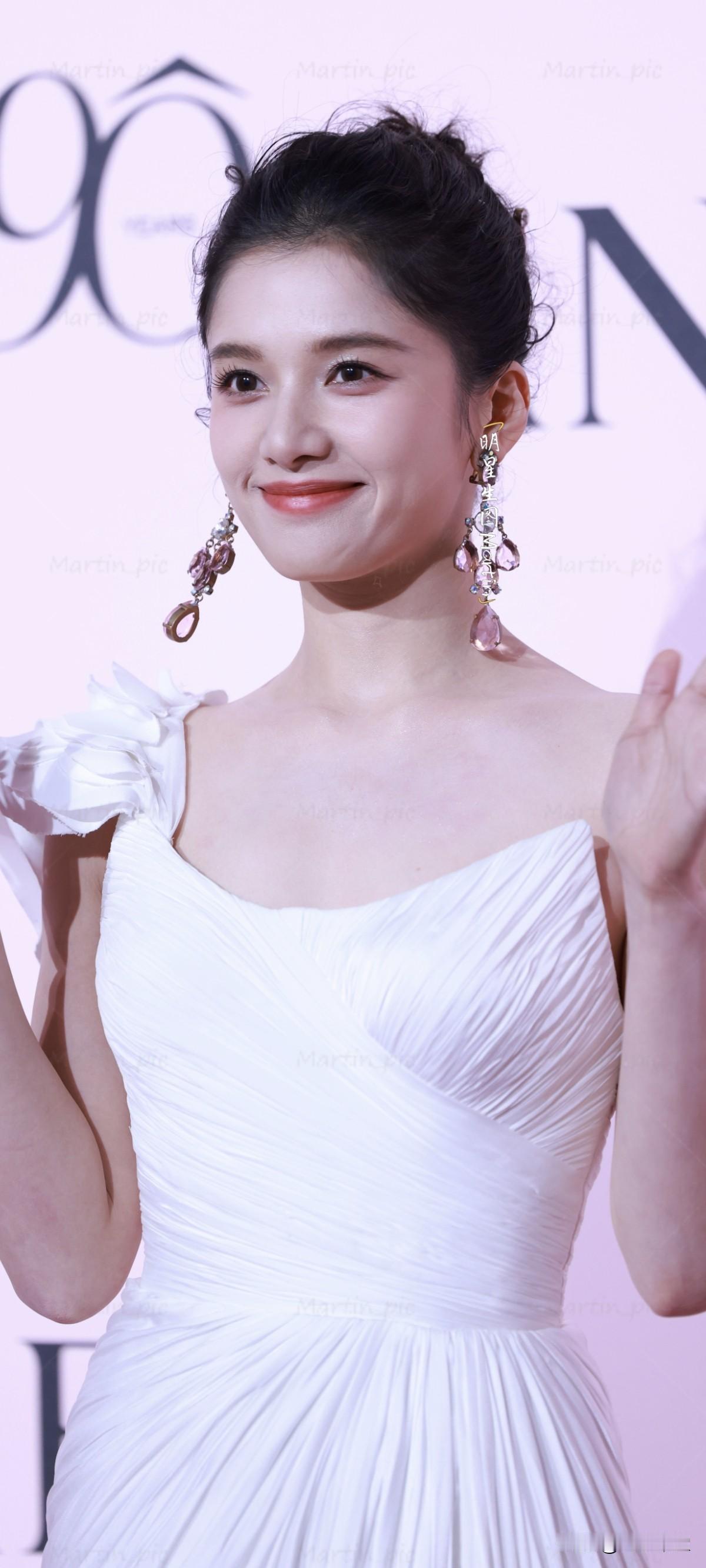 张婧仪兰蔻活动红毯生图
白色长裙真的仙气飘飘，公主好适合简单妆造！！！