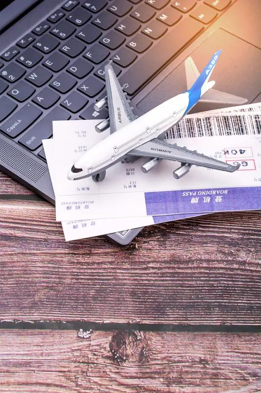 近日，19岁大学生胡双因航班提前10分钟起飞，为免费改签及住宿费用起诉海南航空，