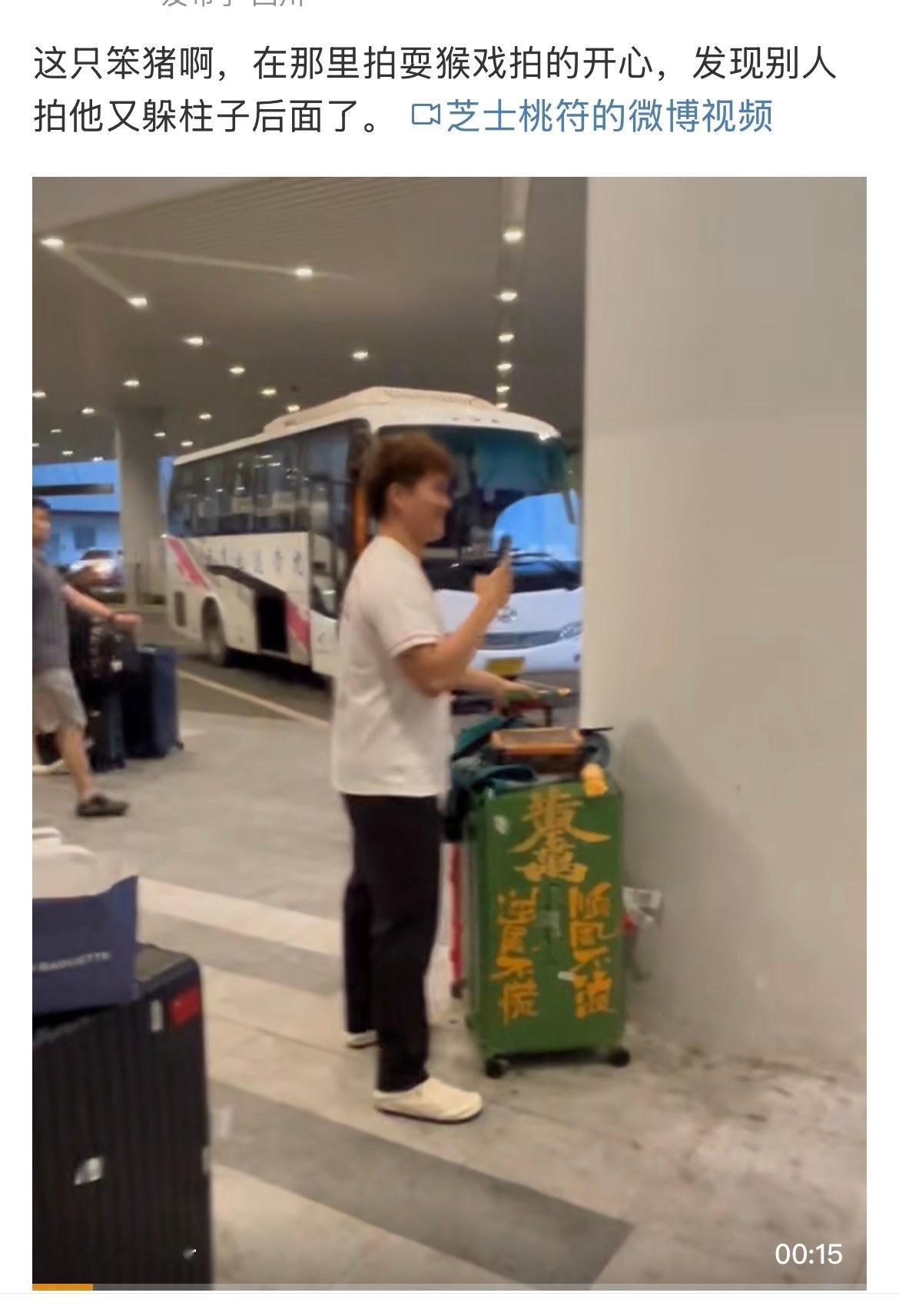 翻译一下：你宝宝拍你哥哥拍得很开心，一转头看到km在拍自己马上躲到柱子后面去了[