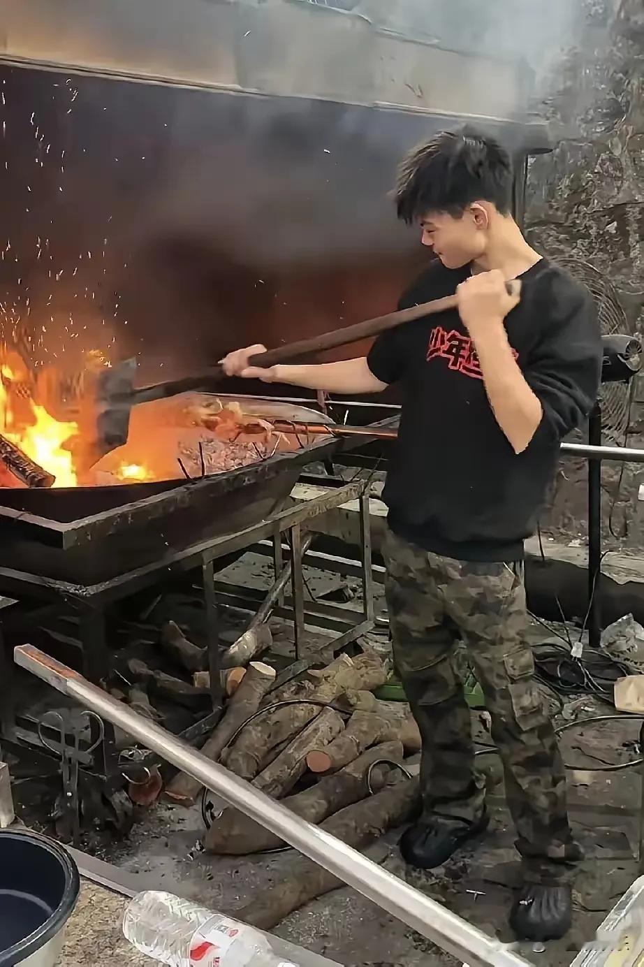 广东朋友吃“少年烤鸡”直呼避雷！68块钱不是问题，排队也能忍，可店家一把把猛撒调