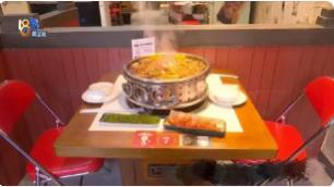 浙江海宁，两名年轻女子参加店里举办的168元“霸王餐”活动，二人连吃带拿，店家全