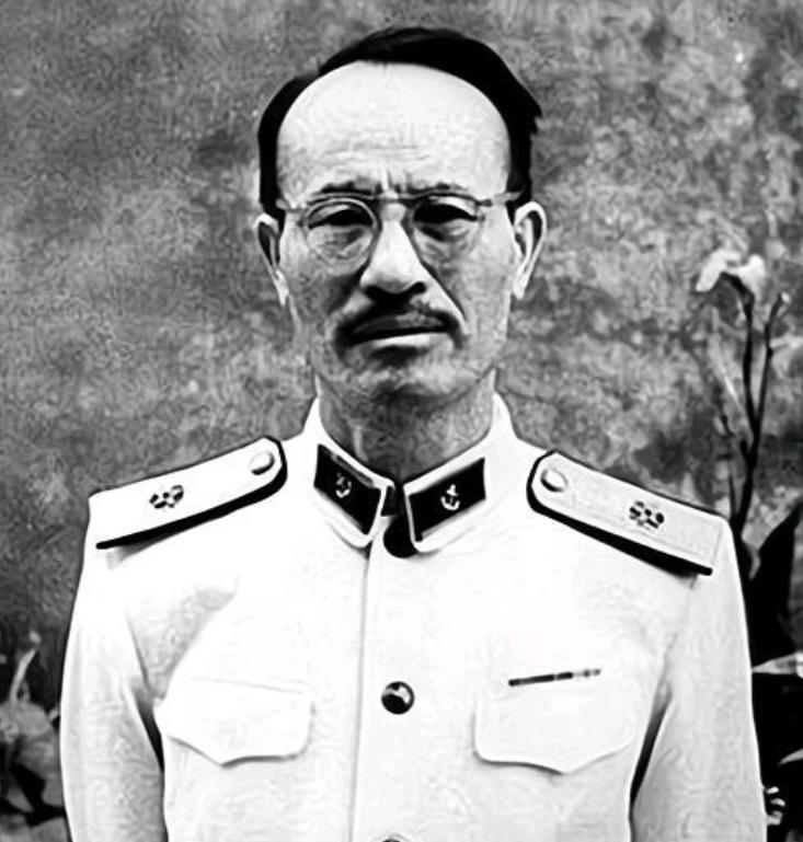 1955 年，袁也烈被授少将军衔，他曾经的警卫员被授大将，学生、俘虏被授元帅，但