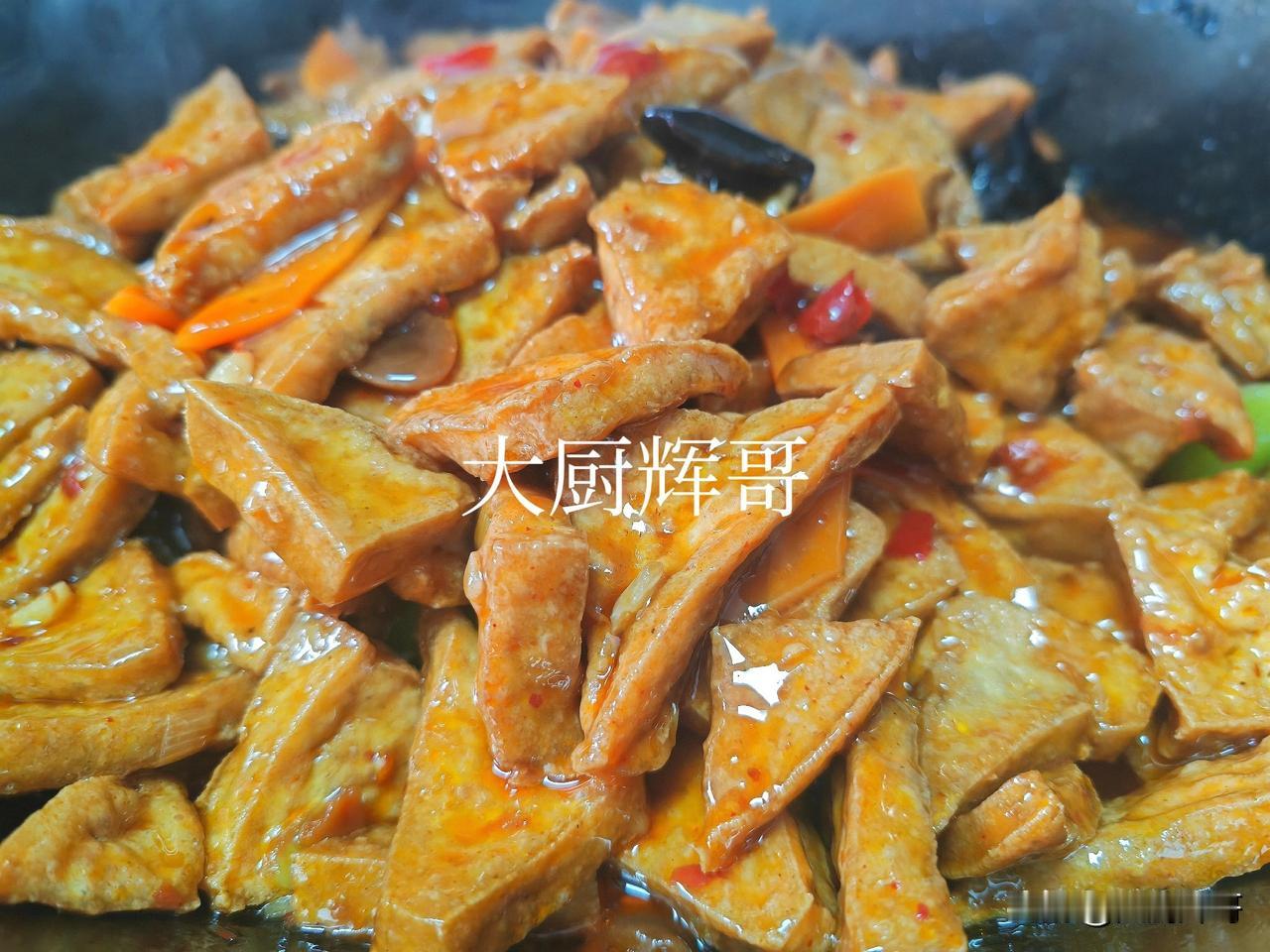 分享一道川味家常菜，家常豆腐，很好吃的一道菜。
豆腐切成三角厚片，再切一点胡萝卜