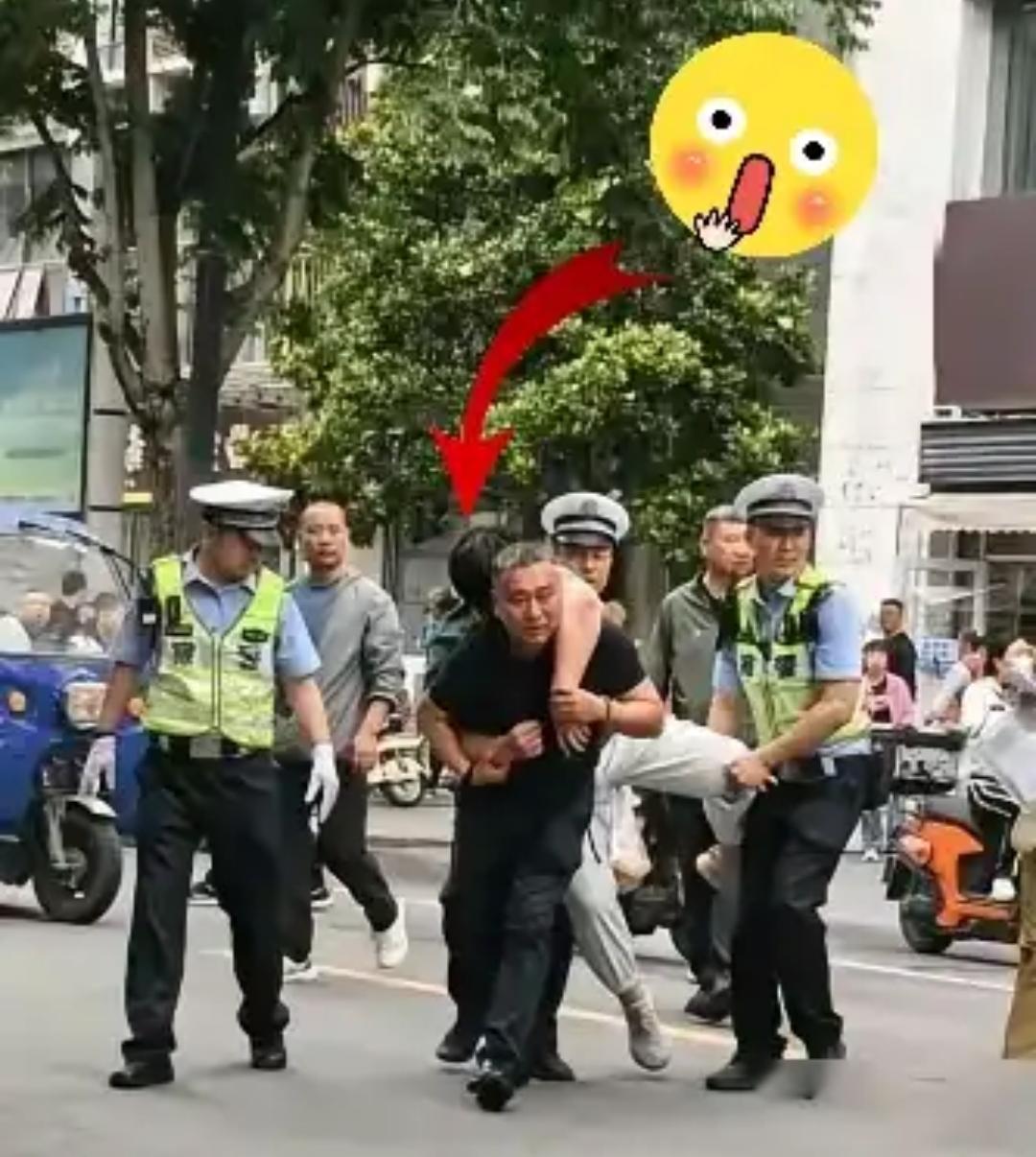 这么脆的心理素质，真不知该不该替他捏把汗！

6月7日，浙江金华永康一中考点外，