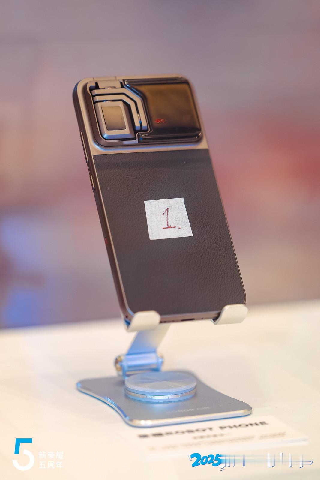 荣耀ROBOT PHONE经历了5个版本迭代，才有了明年量产的形态。还记得当时在