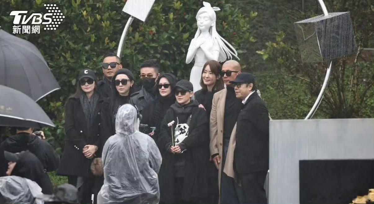 小S鞠躬致谢 大S雕像揭幕仪式现场，小S雨中向媒体与来宾鞠躬致谢。“辛苦你们了，