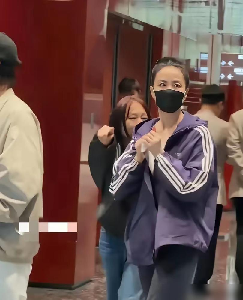 助理刚要伸手挡你镜头，王菲直接开口：没事，让她拍。
57岁，素面朝天，一身紫色
