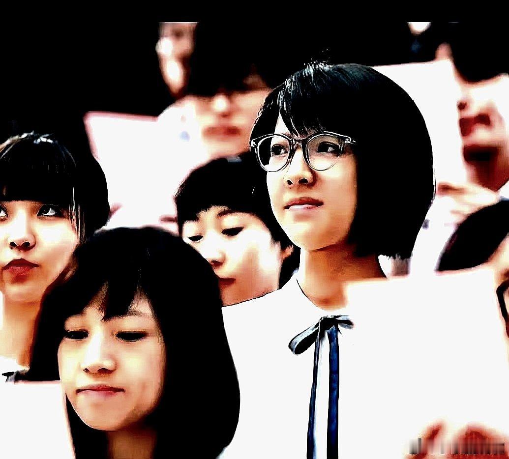 香港青年女导演黄绮琳作品《填词L》中吴冰饰演的何鸡与钟雪莹饰演的罗颖诗。中学时代