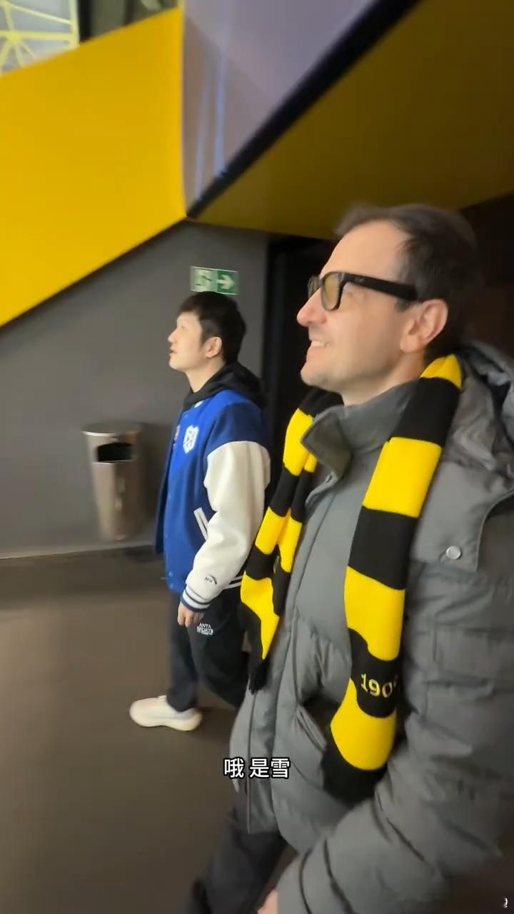 樊振东收到多特蒙德的球衣礼物 | 樊振东和波尔一起观战多特蒙德的欧冠比赛，而且还