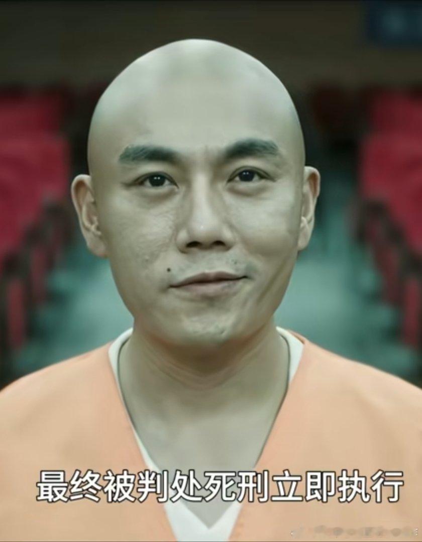 像这样的光头，看上去太光了，发际线位置好像也有点怪，是不是后期做的？演员不用剃光